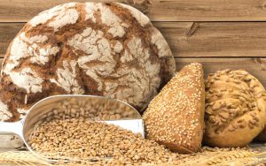 Gute Kohlenhydrate: Frisches Bauernbrot und Vollkornweckerl