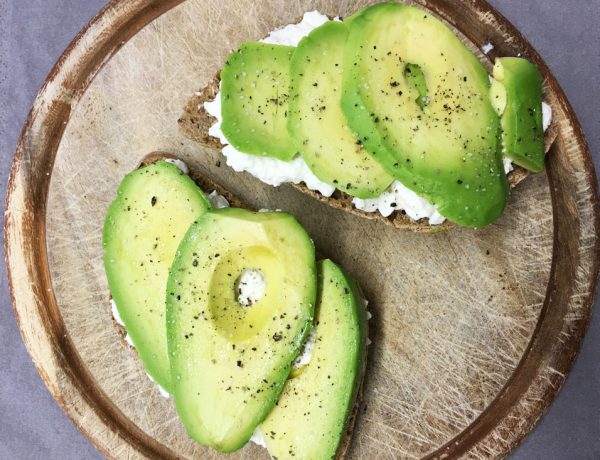 Frisches Brot mit Avocado – lecker und gesund!