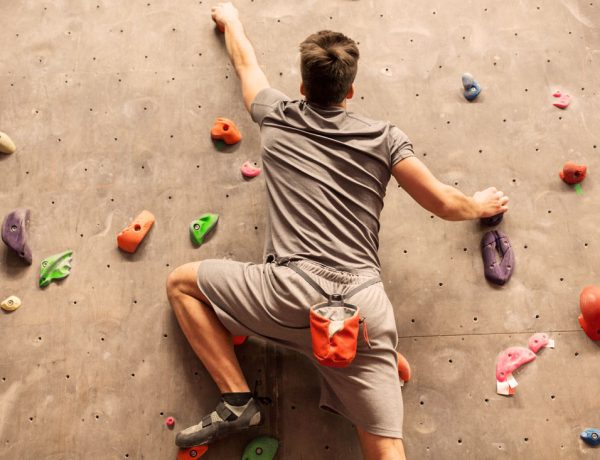 Klettern ohne Seil mit Kraft und Eleganz - Trendsportart Bouldern