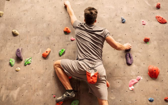 Klettern ohne Seil mit Kraft und Eleganz - Trendsportart Bouldern